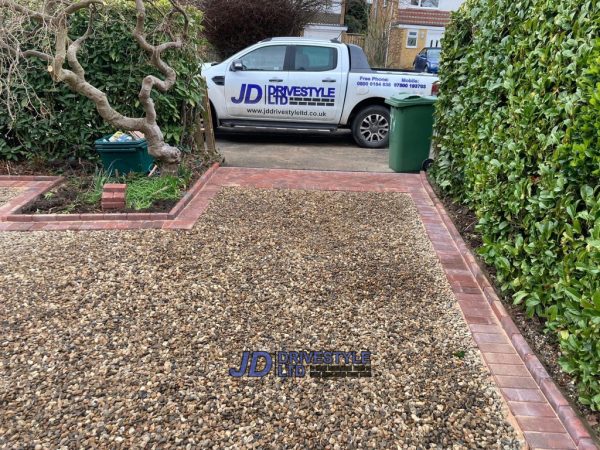 Gravel with brindle border in Acrise Place