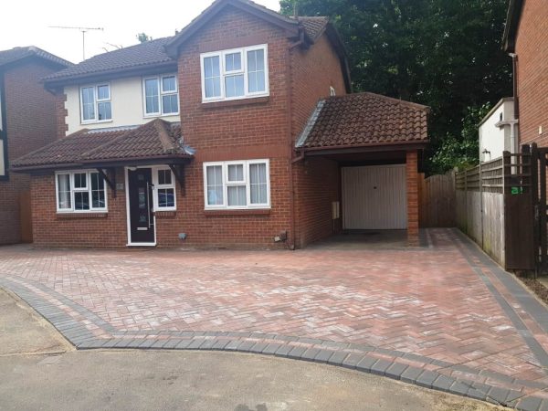 Paved driveway with double border in Acrise