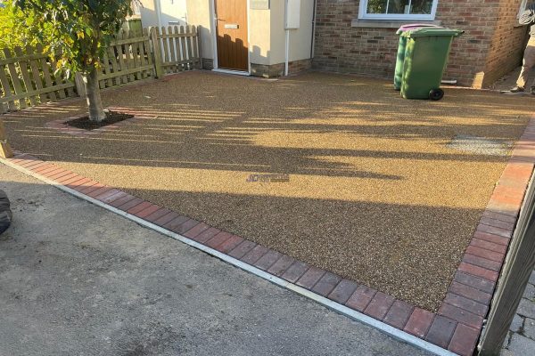 Resin driveway with paving border in Ashbank