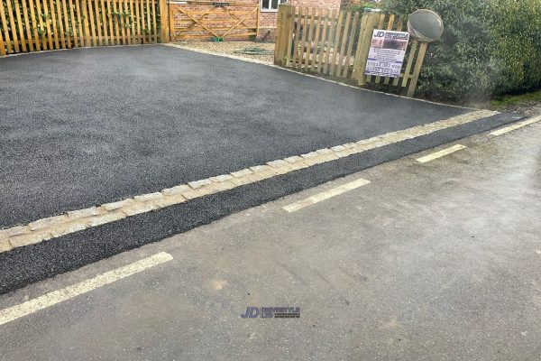 Tarmac with cobble border in Bexon