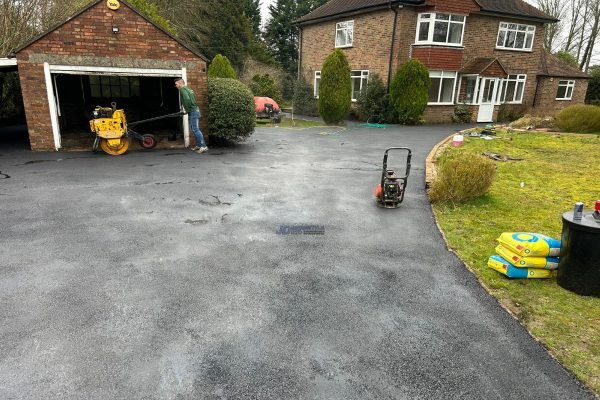 Tarmac installation in Ashurst